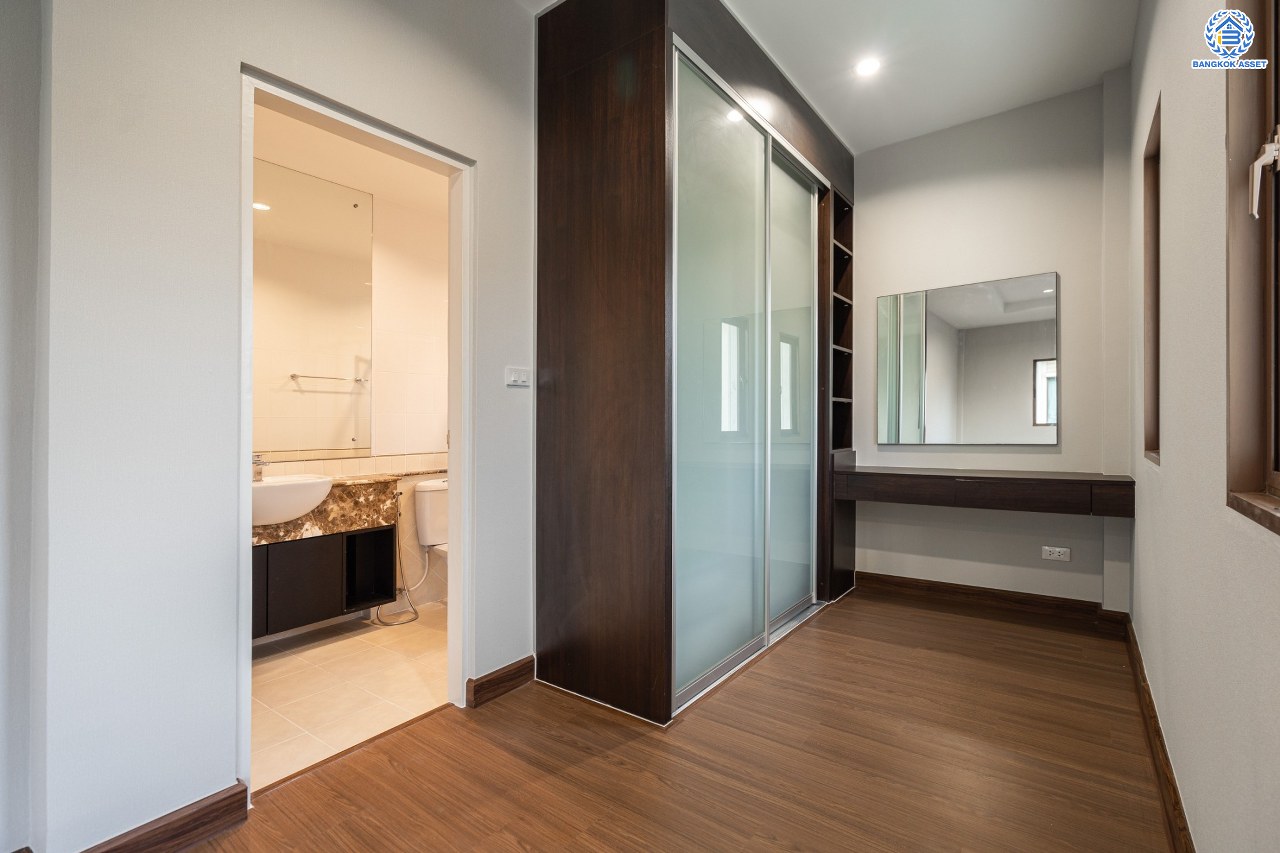 บ้านมือสองตกแต่งใหม่ ทำเลใจกลางเมือง โครงการ บุราสิริ งามวงศ์วาน-ประชาชื่น บ้านหลังใหญ่ เนื้อที่ 56.2 ตร.ว. ฟังก์ชัน 3 ห้องนอน 3 ห้องน้ำ 2 ที่จอดรถ พื้นที่ใช้สอย 183 ตร.ม. เชื่อมต่อถนนหลายสาย ใกล้เดอะมอลล์ งามวงศ์วาน และจุดขึ้นทางด่วนงามวงศ์วาน